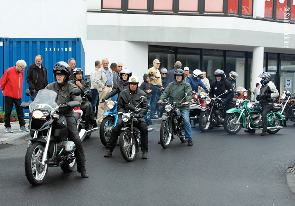 ig-bismarck-ebike-tour-310716-vordemstart-historische-motorraeder