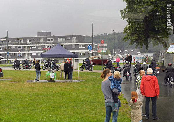 ig-bismarck-ebike-tour-310716-zwischenstopp-hueckeswages-abfahrt-motorraeder