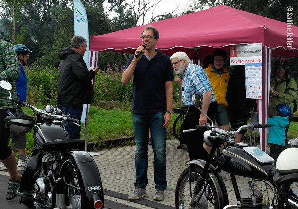 ig-bismarck-ebike-tour-310716-zwischenstopp-wipperfuerth-begruessung-buergermeister